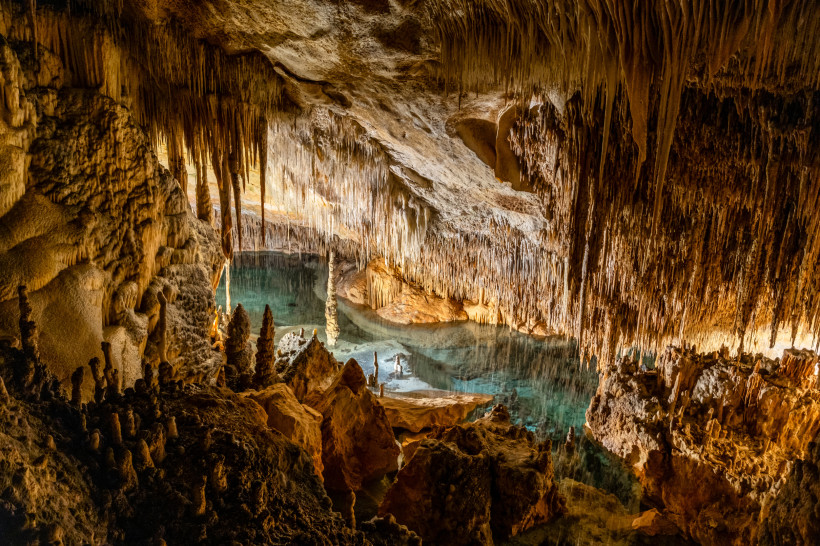 Tropfsteinhöhle Cuevas del Drach mit Stalaktiten und unterirdischem See