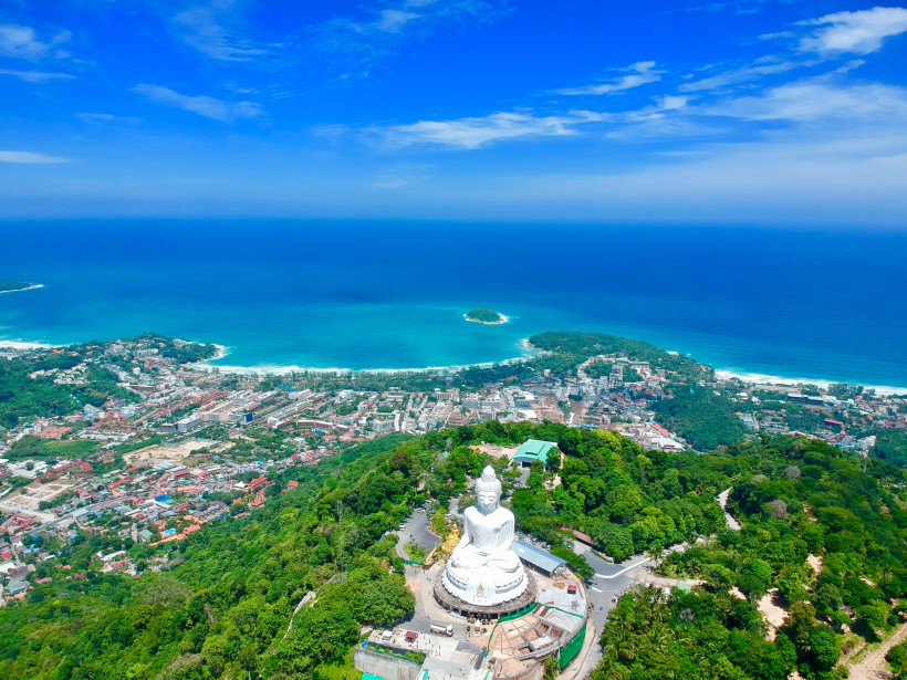 Phuket Big Buddha – Panorama über Kata Beach und die Andamanensee Luftaufnahme des Big Buddha auf Phuket mit Blick über Kata Beach und die türkisblaue Andamanensee.