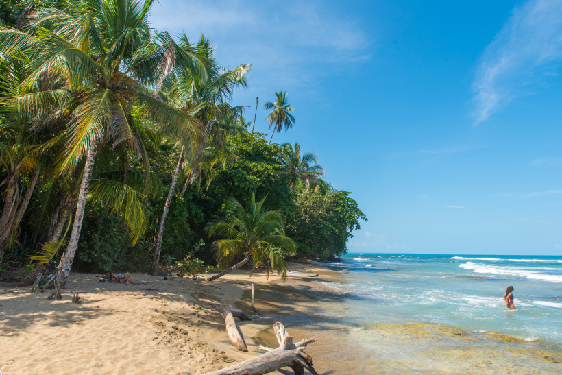Playa Cocles in Puerto Viejo – Karibikstrand in Costa Rica Playa Cocles in Puerto Viejo mit Palmen, Sandstrand und türkisfarbenem Meer an der Karibikküste von Costa Rica