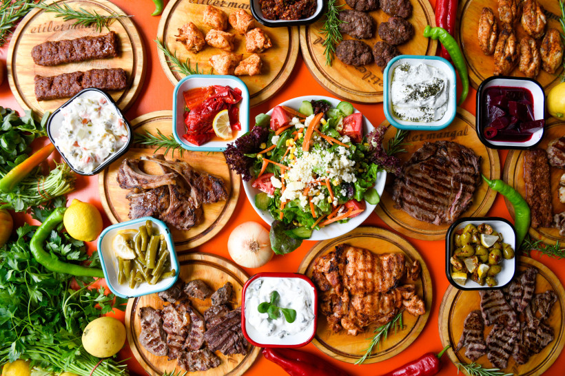 Reich gedeckter Tisch mit türkischen Grillgerichten, Mezze und frischem Salat – Genussmomente in Side