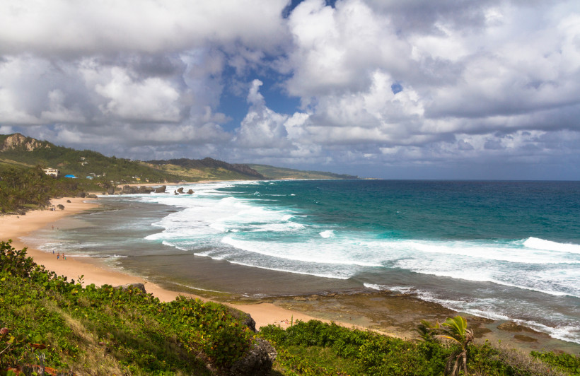 Barbados Barbade, Strand von Soup Bowl Beach. weitläufig, Meer mit Wellen, Wolken.