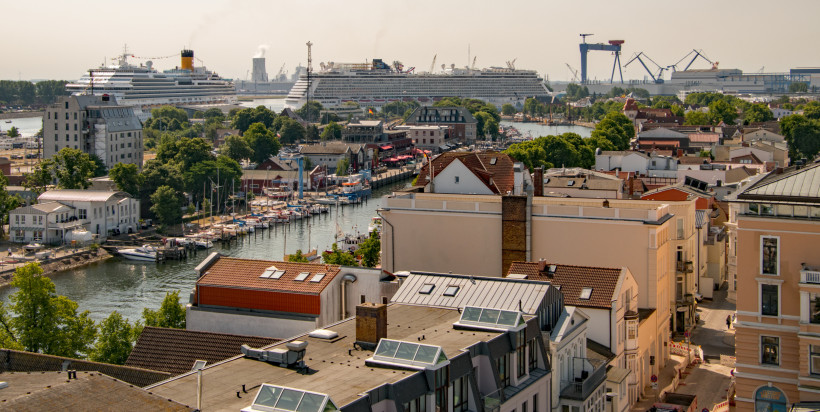 Warnemünde: Hafenansicht mit Kreuzfahrtschiffen zum Kreuzfahrtstart Blick auf den Hafen in Warnemünde mit zwei Kreuzfahrtschiffen beim Start einer Kreuzfahrt
