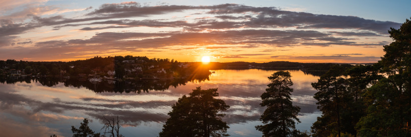 Stockholmer Schären bei Sonnenuntergang Sonnenuntergang über den Stockholmer Schären mit Inseln, Uferhäusern und spiegelndem Wasser