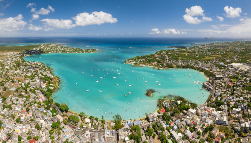 Luftaufnahme von Grand Baie auf Mauritius mit azurblauem Meer und zahlreichen Booten
