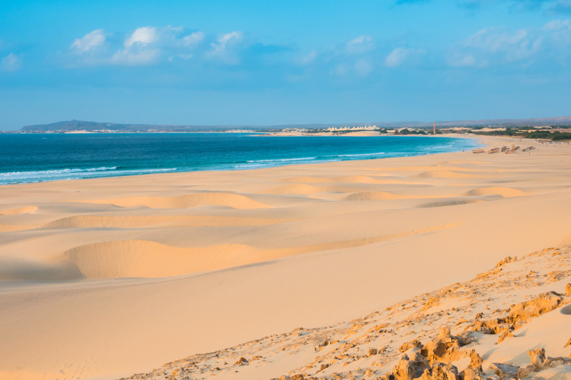 Goldene Sanddünen von Boa Vista, Kapverden – Blick auf das Meer und die Küste mit strahlend blauem Wasser