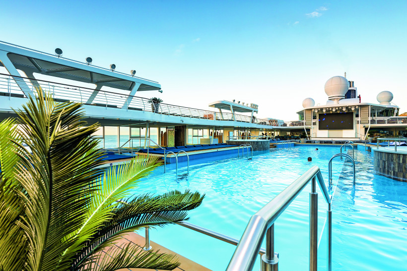 Pooldeck der Mein Schiff 1 mit großem Außenpool, Liegen und Reling bei ruhiger See