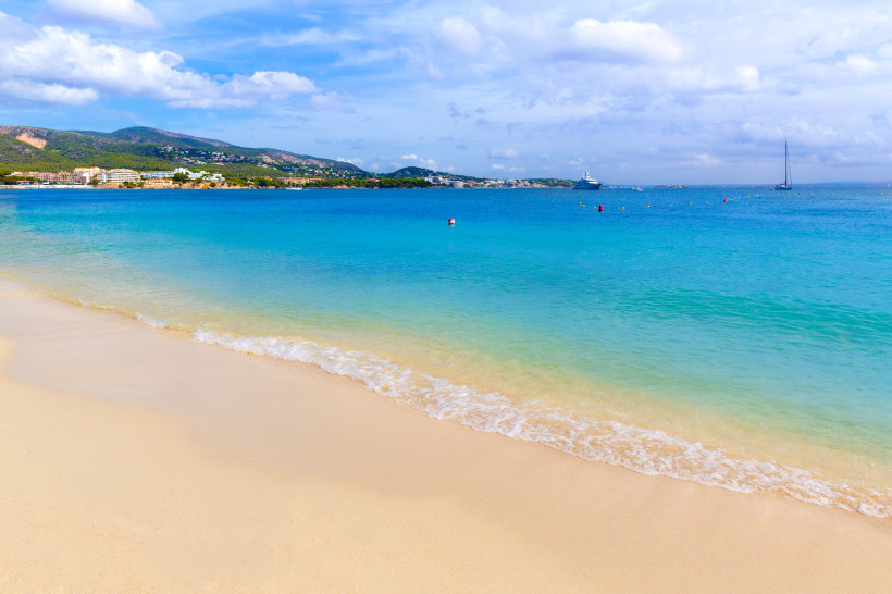 Sandstrand und türkisfarbenes Meer an der Playa de Son Maties in Palma Nova, Mallorca