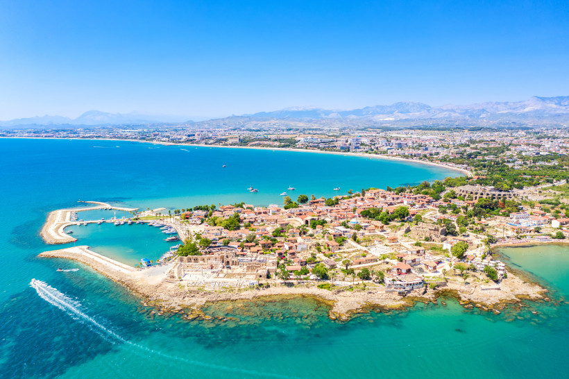 Luftaufnahme der Altstadt von Side mit türkisblauem Meer und Küste – Strandurlaub an der Türkischen Riviera in der Türkei
