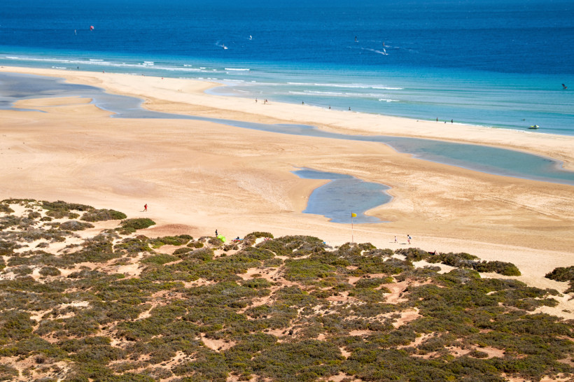 Blick vom Risco del Paso auf breite Sandbänke und flaches Meer mit Lagunen