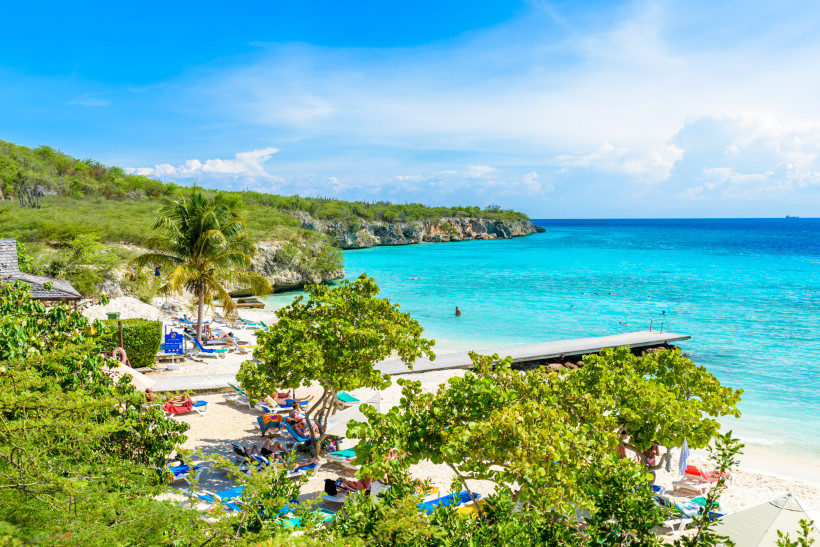 Playa Lagun – idyllischer Strand in Curaçao zum Schnorcheln und Entspannen Playa Lagun auf Curaçao mit türkisblauem Wasser, Palmen und Sonnenliegen