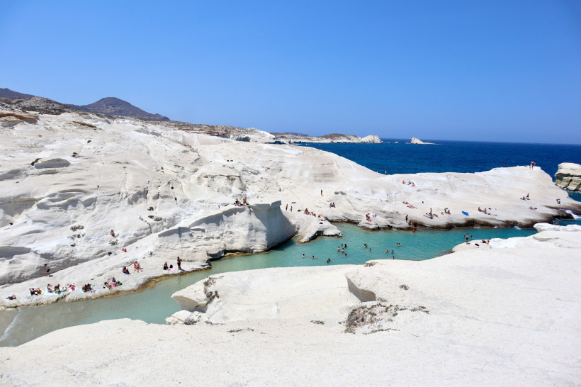 Sarakiniko, Milos zwei weiße Felsen, die zwischen sich einen schmalen Wasserkanal bilden