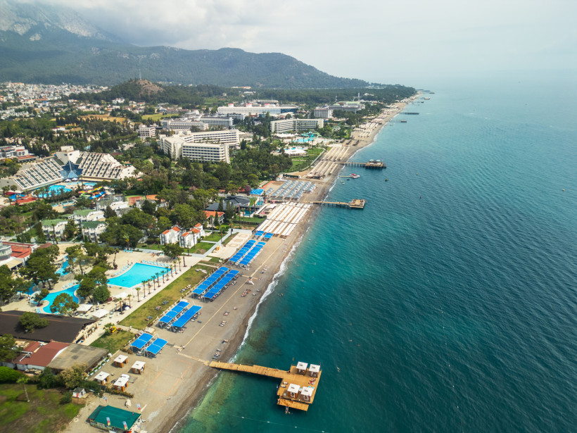 Urlaubsort Göynük an der Türkischen Riviera mit Strandhotels, Badebuchten und Bergpanorama