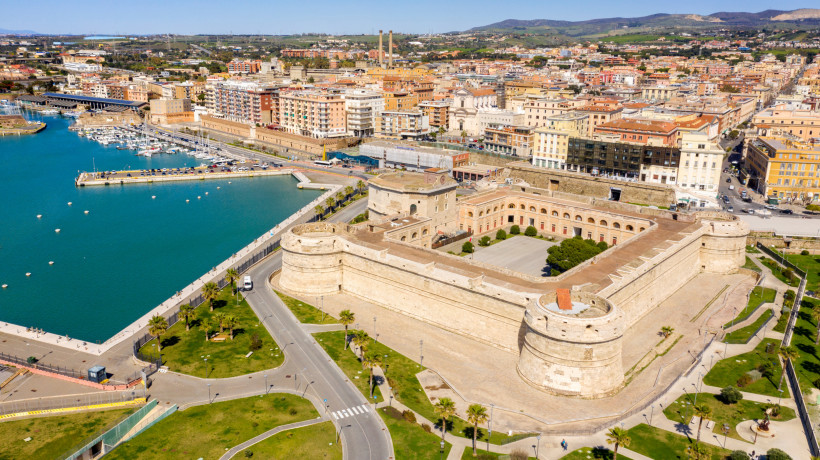 Luftaufnahme von Forte Michelangelo und Hafenpromenade in Civitavecchia mit Marina und Stadtbebauung im Hintergrund