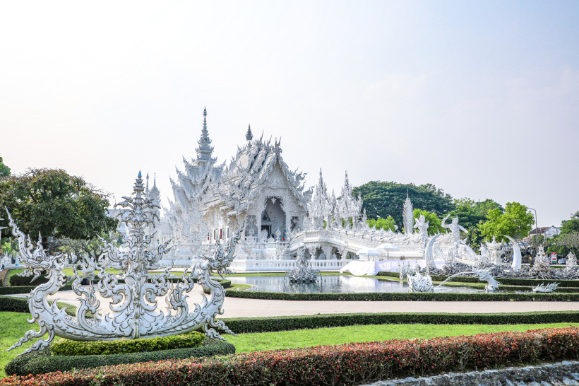 Thailand Norden – Weißer Tempel Wat Rong Khun in Chiang Rai Der berühmte Weiße Tempel Wat Rong Khun in Chiang Rai, ein kunstvoller Tempel im Norden Thailands mit spiegelnden Details und filigraner Architektur.