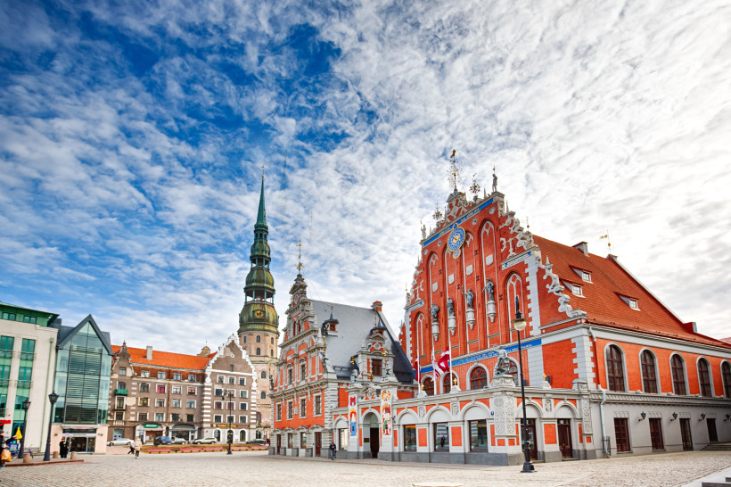 Riga: Schwarzhäupterhaus am Rathausplatz Schwarzhäupterhaus in Riga mit roter Backsteinfassade und reich verzierter Giebelfront am Rathausplatz