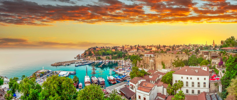 Antalya im Herbst – Altstadt, Hafen und warme Farben Blick auf den Hafen und die Altstadt von Antalya im Herbst bei warmem Abendlicht – ideale Reisezeit für Kultur, Stadtbummel und angenehme Temperaturen