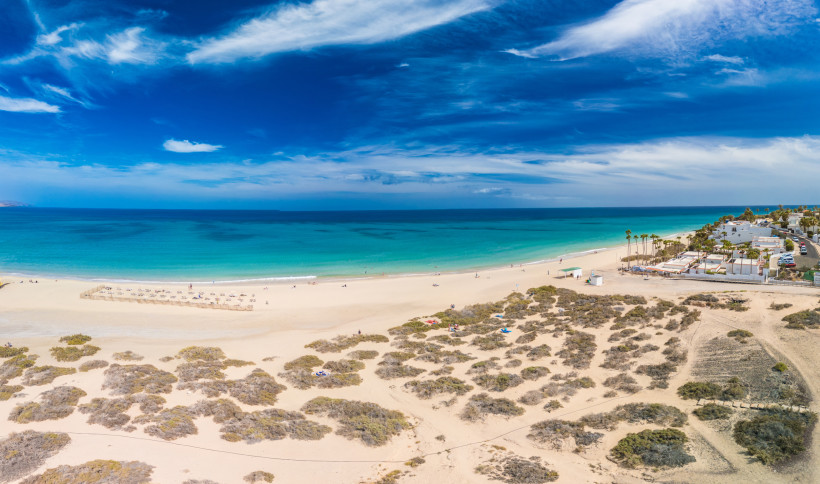 Costa Calma – Weite Strände und türkisblaues Meer im Süden Fuerteventuras Costa Calma Strand auf Fuerteventura mit breitem Sandstrand, ruhigem türkisfarbenem Meer und flacher Küstenlinie