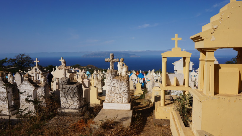Kapverden - São Filipe Alter Friedhof – kunstvolle Grabsteine mit Blick auf den Atlantik und die Nachbarinseln der Kapverden