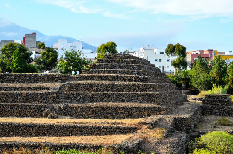 Pyramiden von Güímar auf Teneriffa – historische Terrassenanlage im Osten der Insel Terrassenförmige Pyramiden von Güímar auf Teneriffa mit Trockenmauern und umliegender Vegetation vor der Kulisse der Stadt.