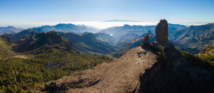 Roque Nublo – Wanderparadies und Naturwahrzeichen auf Gran Canaria mit spektakulärer Aussicht Blick auf den Roque Nublo auf Gran Canaria mit umliegender Berglandschaft und Fernsicht