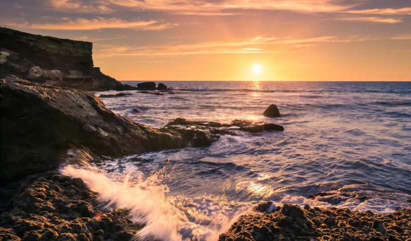 Sonnenuntergang über La Pareds Felsküste La Pared Fuerteventura Sonnenuntergang über Felsküste mit Atlantikwellen und goldenem Himmel