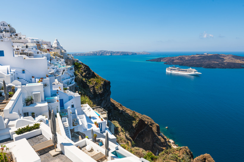 MSC Kreuzfahrtschiff vor Santorini in Griechenland MSC Kreuzfahrtschiff vor der Caldera von Santorini, Griechenland