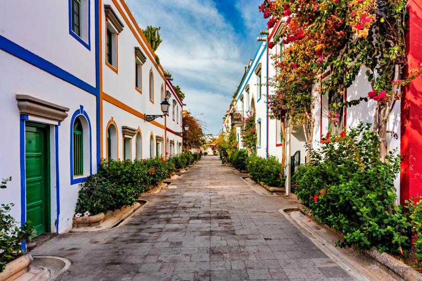 Puerto de Mogán – Romantisches Fischerdorf mit charmanten Gassen und Blumenpracht auf Gran Canaria Farbenfrohe Häuserfassaden und blühende Gassen in Puerto de Mogán auf Gran Canaria