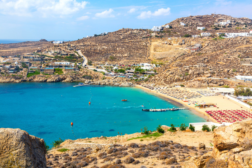 Super Paradise Beach, Mykonos ein Strand umgeben von bergigem Gelände