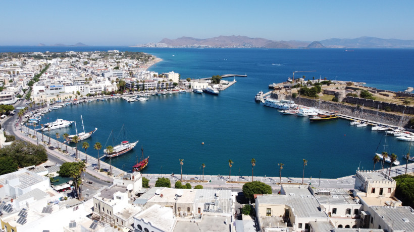 Kos - Kos-Stadt Panorama von Kos-Stadt: halbkreisförmiger Hafen mit Promenade, Yachten und Festungsanlage am rechten Ufer, dahinter die Ägäis