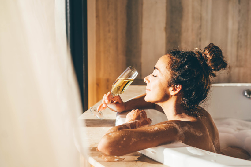 Frau entspannt in der Badewanne mit Sektglas Eine Frau genießt ein Glas Sekt in der warmen Badewanne – Sinnbild für Ruhe, Entspannung und Luxusurlaub. Perfekt für Wellnesshotels, Spa-Angebote oder romantische Auszeiten zu zweit. Dieses Bild vermittelt Ruhe, Genuss und Selfcare auf höchstem Niveau.