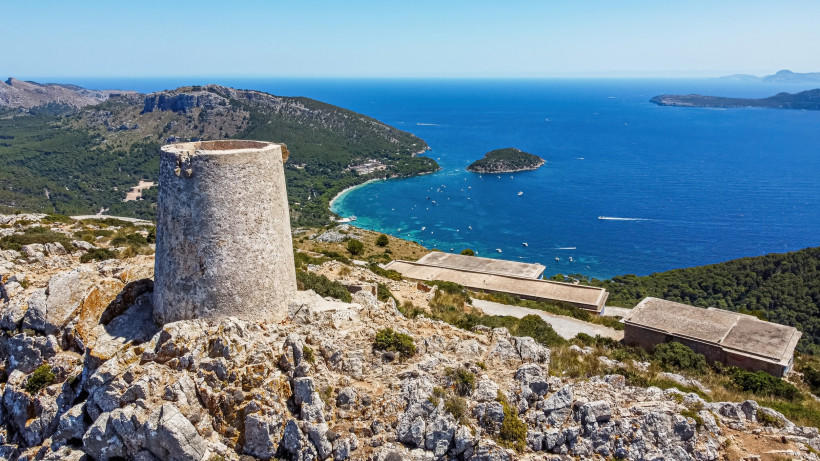 Talaia d’Albercutx mit steinernem Wachturm und Blick über die Bucht von Pollença und das Mittelmeer