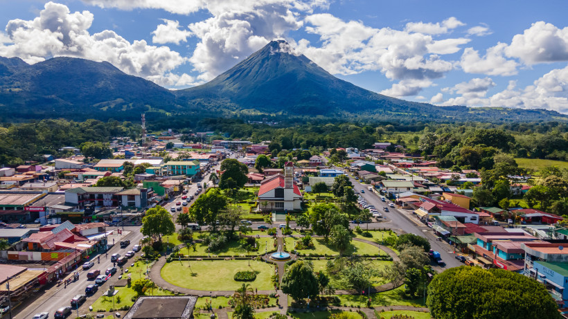 La Fortuna mit Blick auf den Vulkan Arenal – Costa Rica Luftaufnahme von La Fortuna mit dem majestätischen Vulkan Arenal im Hintergrund, Costa Rica – beliebtes Reiseziel für Natur, Abenteuer und Thermalquellen