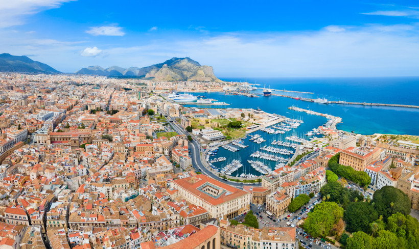 Palermo Panorama – Blick über Hafen, Altstadt und Mittelmeer Panoramablick auf Palermo mit Hafen, Altstadt und umliegenden Bergen – Hauptstadt Siziliens und kulturelles Zentrum der Mittelmeerinsel