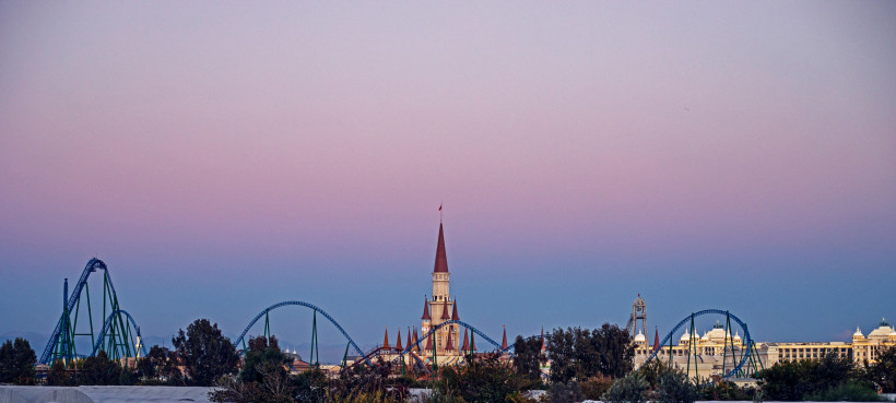 The Land of Legends in Belek – Highlight-Freizeitpark mit Achterbahnen Blick auf The Land of Legends in Belek mit Achterbahnen und Schlosskulisse bei Sonnenuntergang – einer der bekanntesten Freizeitparks an der Türkischen Riviera.