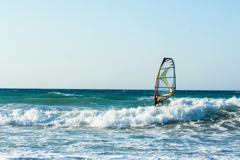 Windsurfer auf dem Meer bei Chersonissos, Kreta