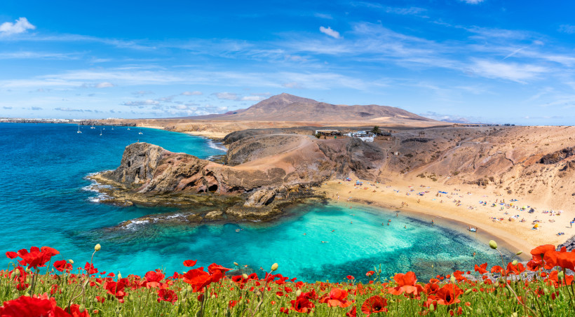 Playa de Papagayo mit türkisfarbenem Wasser – Traumbucht im Süden Lanzarotes Panorama der Playa de Papagayo auf Lanzarote mit klarem türkisfarbenem Wasser, Felsklippen und Blick auf die Küstenlandschaft im Inselsüden.