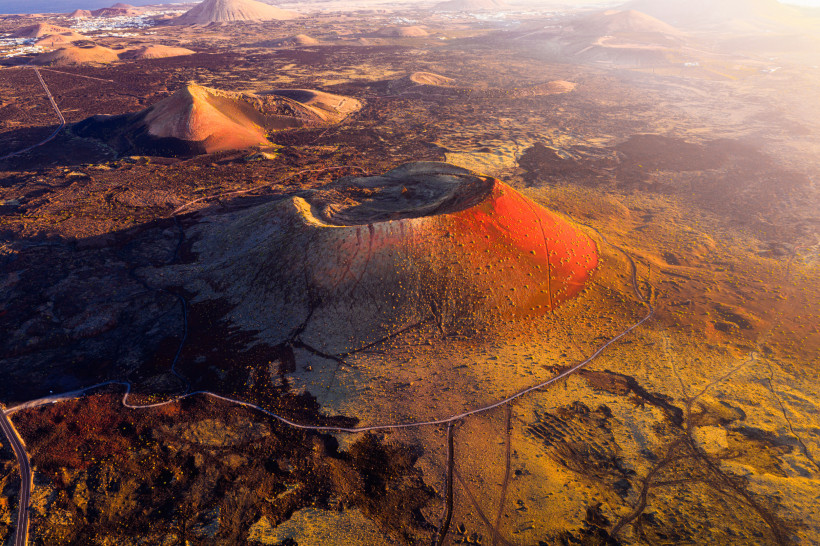 Winter auf Lanzarote – Vulkanlandschaft im goldenen Winterlicht Vulkanlandschaft auf Lanzarote im Winter mit tief stehender Sonne, warmen Farbreflexen und weiten Lavafeldern aus der Luft aufgenommen.