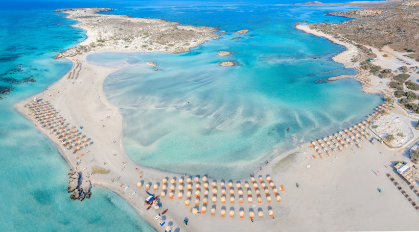 Luftaufnahme vom Elafonisi-Strand mit flacher Lagune, Sandbank und türkisfarbenem Meer