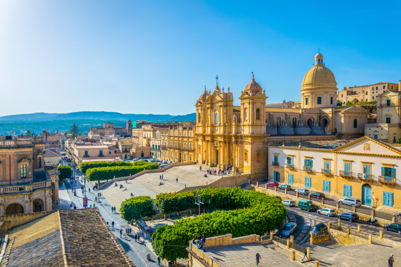 Noto Kathedrale – barocke Altstadt und UNESCO-Weltkulturerbe auf Sizilien Panoramablick auf die Kathedrale San Nicolò und die barocke Altstadt von Noto auf Sizilien – eines der schönsten Beispiele sizilianischer Barockarchitektur und UNESCO-Weltkulturerbe