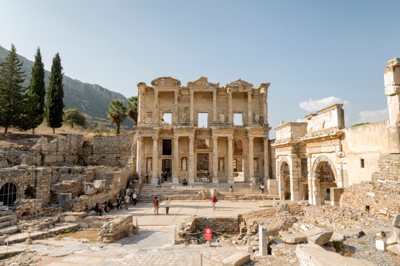 Türkei - Ephesos  Die antike Celsus-Bibliothek in Ephesos, Türkei, mit imposanter Fassade und Besuchergruppen im Vordergrund