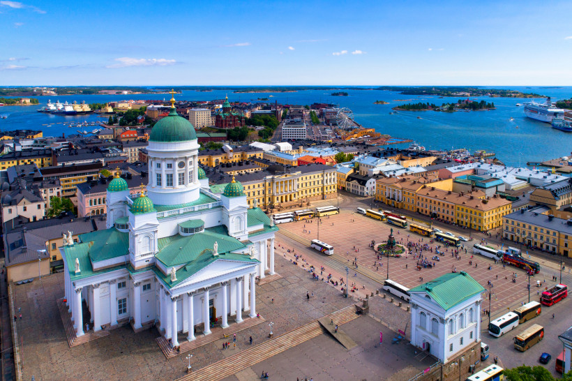 Helsinki Dom am Senatsplatz mit Blick auf Hafen und Stadtzentrum