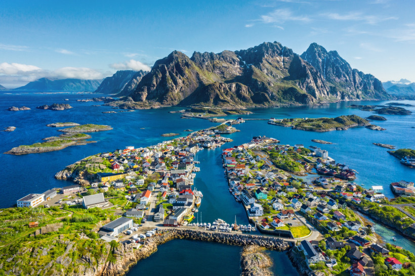 Henningsvær: Inselort mit Hafen und Bergkulisse auf den Lofoten Luftaufnahme von Henningsvær auf den Lofoten mit bunten Häusern, Hafen und Bergen im Hintergrund