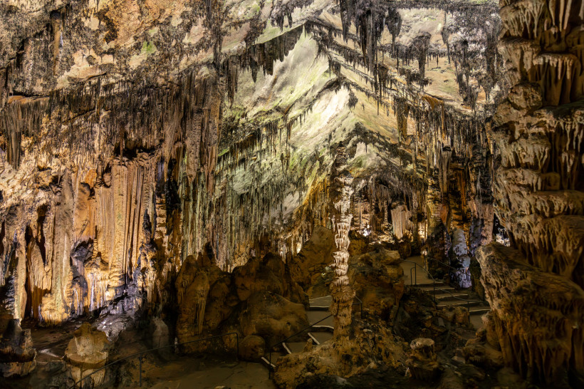 Tropfsteinhöhle Coves d’Artà mit Stalaktiten, Stalagmiten und beleuchtetem Rundweg