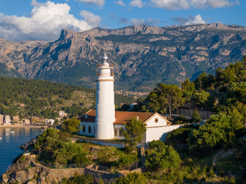 Leuchtturm Cap Gros bei Port de Sóller vor Bergkulisse und Küste