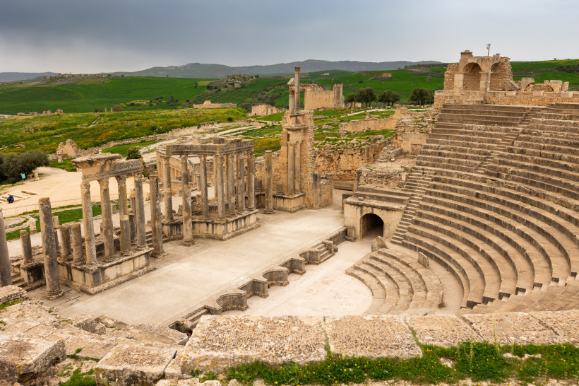 Antikes römisches Theater von Dougga in Teboursouk im Nordwesten Tunesiens