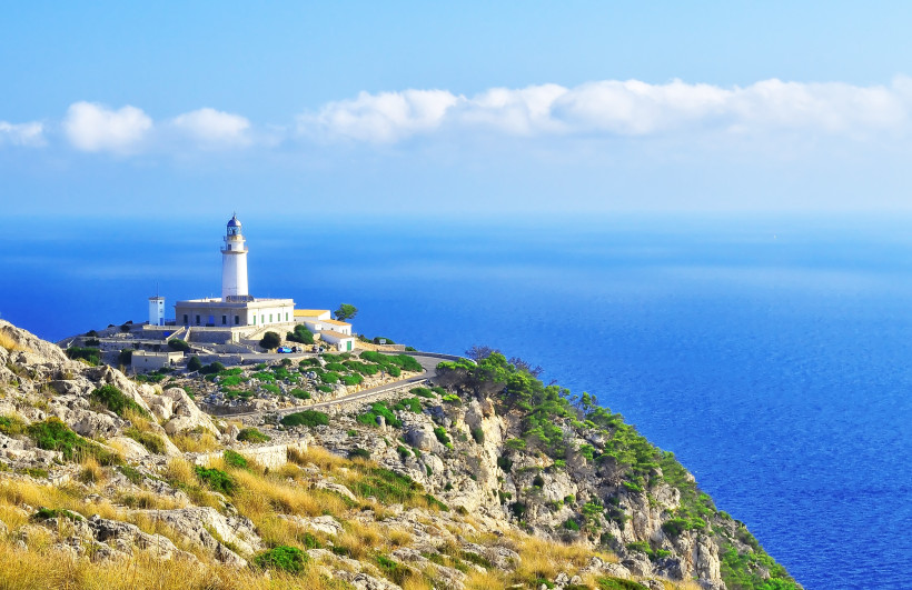 Leuchtturm am Cap Formentor auf einer felsigen Landzunge über dem Meer