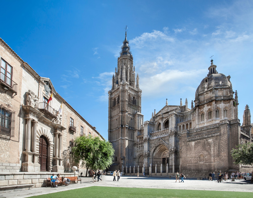 Außenansicht der Kathedrale Santa María de Toledo mit Glockenturm und Kuppel an einem Platz