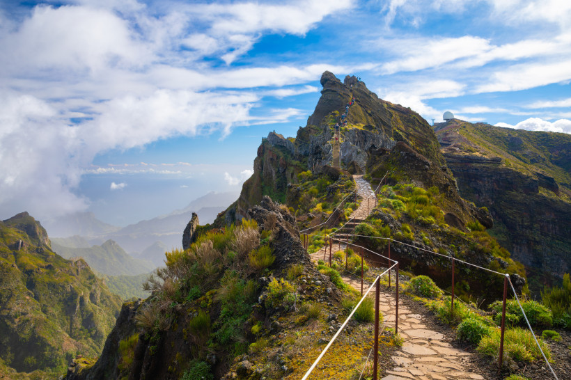 Steinweg mit Geländer auf dem Pico do Arieiro auf Madeira mit spektakulärer Aussicht über die Berge und Täler