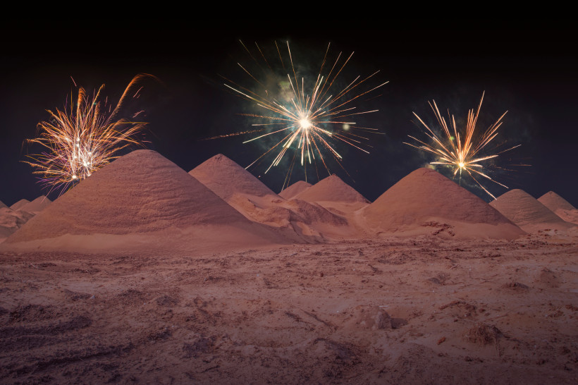 Silvesterfeuerwerk, Ägypten Silvesterfeuerwerk über Wüstenhügeln