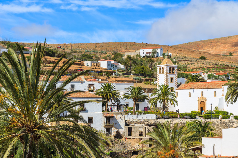 Panorama von Betancuria auf Fuerteventura – weiß gekalkte Häuser, Palmen und die Kirche Santa María in den Hügeln des Inselinneren